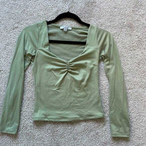 Low cut long sleeve top - Picture 1 of 4
